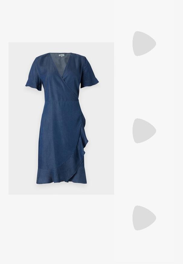 Denim ovitek v temno modri barvi, z V-izrezom, kratkimi volančkastimi rokavi in razširjeno krilo z večplastnimi detajli na robu.; Čevlji z visoko peto in konico, v barvni kombinaciji srebrne, zlate in nude. Sijajna obdelava z izrezljanim dizajnom, z igličasto peto.; Srebrna kovinska torbica z mehko, zaobljeno obliko in zavezano zgornjo zaporo. Narejena iz gladkega umetnega usnja.; Srebrni uhani v obliki obročka s spiralnim dizajnom, ki imajo sijajno površino in zapiralo na zadnji strani. Mere znašajo približno 3 cm v premeru.