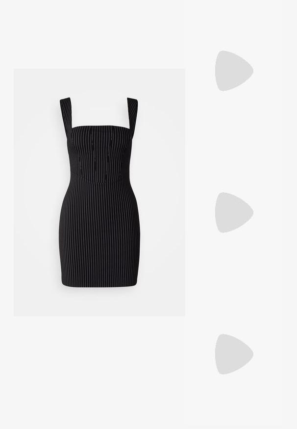 Crna haljina s bijelim vertikalnim prugama, kvadratnim dekolteom, širokim naramenicama, uskim tijelom i skater siluetom. Glatka tekstura, kroj do koljena.; Crna lakirana slingback cipela s izduženim vrhom, remenčićima oko gležnja s srebrnim kopčama i dijelovima, te vitkim potplatom.; Crna kožna torba s lukovitim oblikom, odvojivim remenom i zlatnim detaljima. Torba ima preklop s kopčom.; Naušnice zlatne boje s teksturiranim, valovitim oblicima. Uključuju skulpturalne kopče i dizajn otvorene kružnice s kovanom završnom obradom.