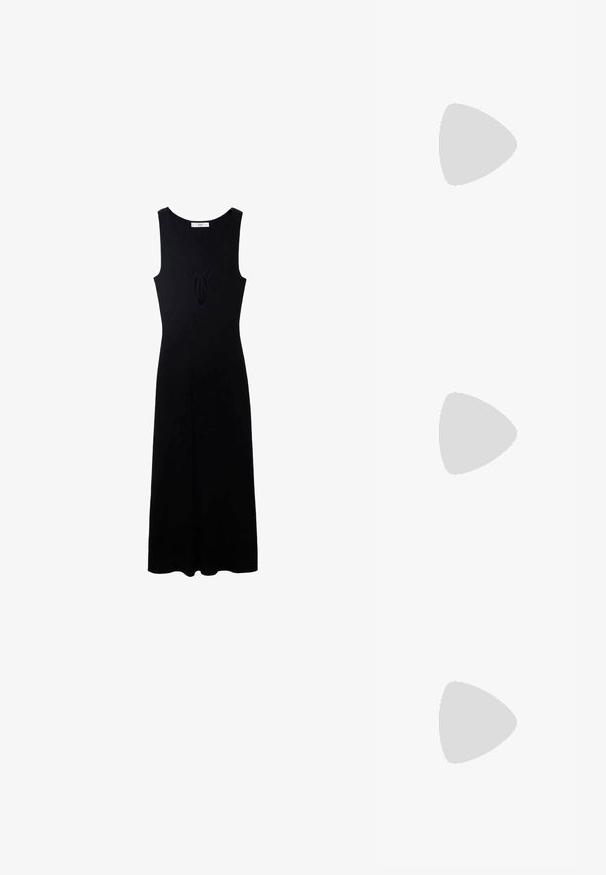Schwarzes ärmelloses Kleid mit V-Ausschnitt, das eine Schleifendetail an der Vorderseite und eine fließende A-Linie-Silhouette aufweist. Hergestellt aus einem glatten Stoff.; Braune offene Absatzmules mit glatter, matter Oberfläche, die ein geschwungenes Design und einen transparenten, verjüngten Absatz aufweisen.; Braune Schildpatt-Sonnenbrillen mit rechteckigen Rahmen, goldenen Metallarmen und hellbraunen Gläsern. Elegantes Design, keine sichtbaren Logos.; Brauner Seidenschal mit weißen Blumenmustern, eingerahmt von einem weißen Rand. Glatte Textur und quadratische Form.