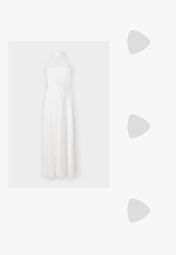 Biely maxi šaty s halter krkom, priliehavým telom, zhrnutým pásom a splývavou sukňou. Hladká tkanina s jemným leskom.; Čierne sandále na vysokom podpätku majú tenké remienky s uzlovým dizajnom, hladký štvorcový špičku a elegantný stiletto podpätok.; Svetlošedá metalická kabelka s reťazovým popruhom, ozdobená malými kruhovými kovovými štítkami a trojuholníkovým logom značky.; Strieborné kruhové náušnice s hladkým a lesklým povrchom. Okrúhly tvar, ľahký dizajn, s uzáverom na kolík.