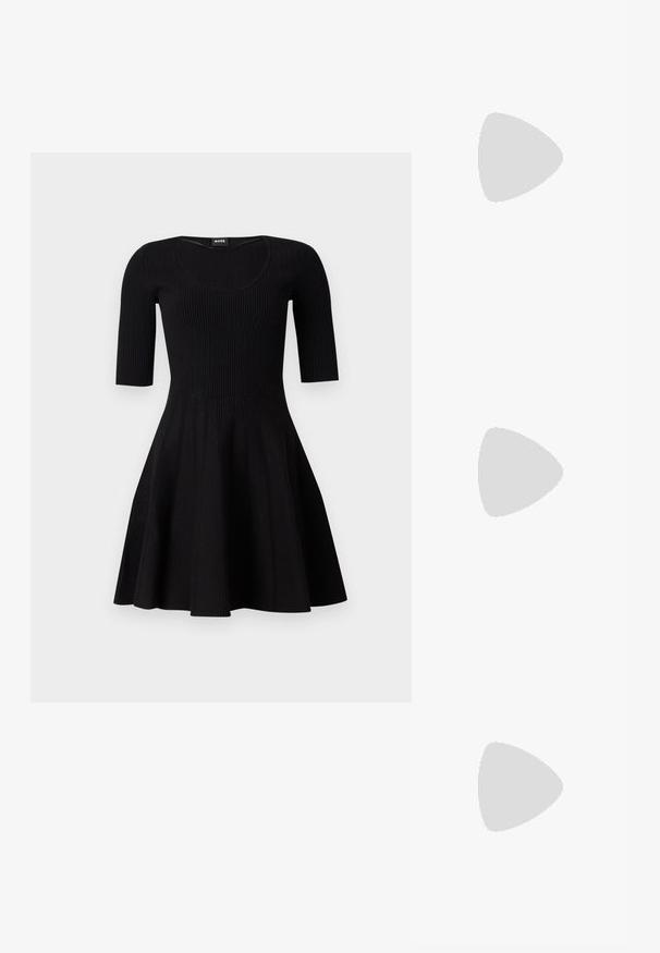 Abito nero a coste con scollo a barca, maniche corte e gonna a linea A con cuciture verticali e un tessuto texturizzato.; Sandali neri con tacco alto presentano sottili cinturini con design annodato, una punta quadrata liscia e un elegante tacco a spillo.; Borsa a mano metallica grigia chiara con tracolla a catena, impreziosita da piccoli chiodi metallici circolari e da un logo triangolare del marchio.; Orecchini a cerchio in argento con una finitura liscia e lucente. Forma arrotondata, design leggero, con chiusura a perno.