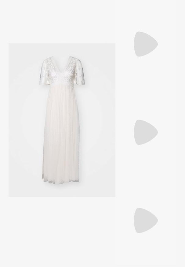 Witte jurk met korte, doorschijnende mouwen, een V-halslijn, versierde lijfje en een vloeiende, stippenrok met een gelaagde textuur.; Lauren Ralph Lauren LOGAN METALLIC NAPPA LEATHER SANDAL - Sandalen - platinum; Bruine leren handtas met een gestructureerde vorm, een bovenhandvat, gouden hardware en een logo-accent aan de voorkant. Glad textuur.; Gouden metalen oorbellen in de vorm van een gebogen, verlengde hoop. Kenmerkend zijn het gladde, glanzende oppervlak en de afgeronde punt voor extra detail.