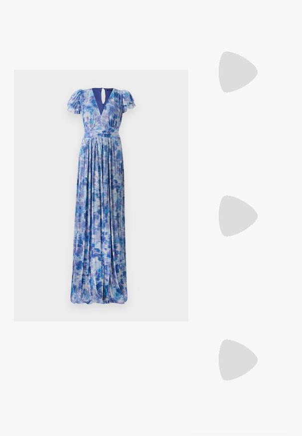 Maximekko sinisessä gradienttipatterissa, jossa on leijuhihat ja syvä V-pääntie. Pleatattu kangas, pehmeä rakenne ja vyötärön korostaminen muotoavat siluettia.; Korkokenkät, joissa on terävä kärki ja hopea, kultainen sekä nude-väriyhdistelmä. Kiiltävä pinta ja leikkausdesign, varustettuna stikettikorkealla.; Hopeapintainen metallinen pussilaukku, jolla on pehmeä, pyöreä muoto ja solmittava yläosa. Valmistettu sileästä tekonahkamateriaalista.; Hope hopea, joissa on kierren muotoilu, kiiltävä pinta ja takana kiinnitettävä suljin. Halkaisija noin 3 cm.