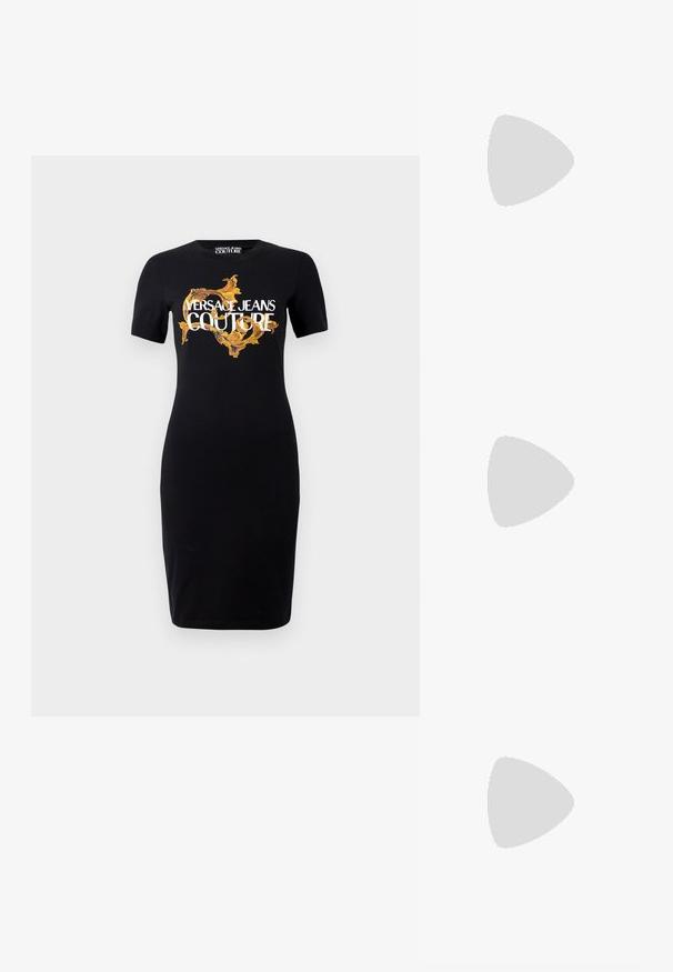 Svart tettsittende kjole med korte ermer som har gull- og hvit "VERSACE JEANS COUTURE" logo og intrikate gullmønstre foran.; Svart lakk lær sandaler med tre stropper, ankelspenne og 10 cm stiletthæler. Har gullfarge detaljer og logoanheng.; Svart skinn crossbody veske med to frontlommer, gyldne spenner, glidelåslukking og en slank stropp. Teksturert overflate og kompakt rektangulær form.; Gullfargede metalløredobber med en buet, forlenget form. Har en jevn, blank overflate og en avrundet tupp for ekstra detaljer.