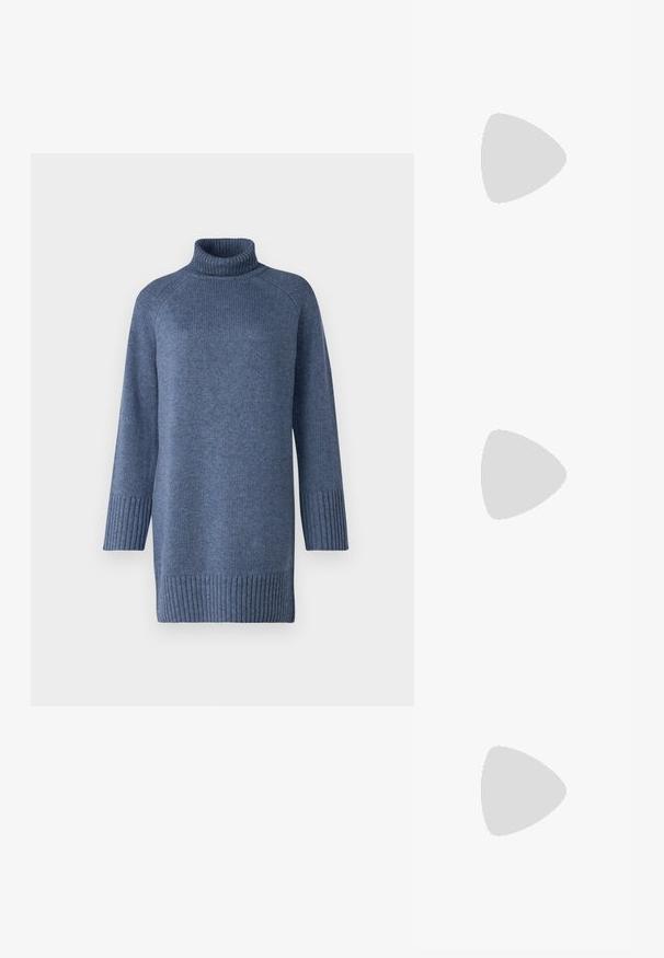 Sininen neulepusero, jossa on korkea poolokaulus, pitkät raglan-hihat sekä joustavat hihansuut ja helma. Pehmeä rakenne, suunniteltu mukavuuden ja lämpöisyyden takaamiseksi.; Musta nahkainen ballerinat, joissa on terävä kärki ja sivuhihna, jossa on pyöreä kultainen yksityiskohta. Kevyet ja litteällä pohjalla.; Stuart Weitzman POSH SHOULDER BAG - Olkalaukku - black; Kohokorut, joissa on toisiinsa kietoutuneita kultaisia ja hopeisia renkaita, kirkas kuutiozirkoniakorostus ja yksi rengas on teksturoitu.