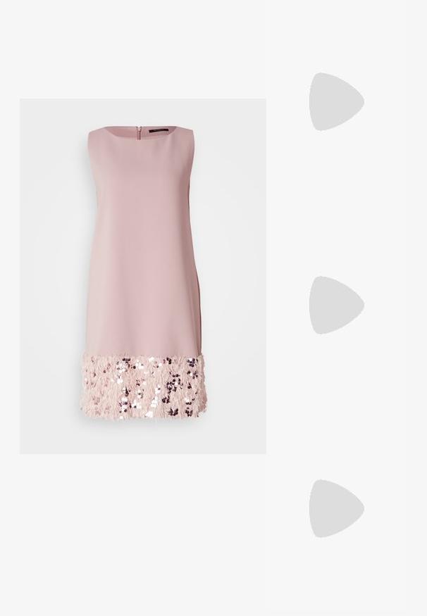 Ružová šaty bez rukávov s lodičkovým výstrihom, s textúrovaným lemom so flitrami a franjami. Hladká látka hore, vrstvená výzdoba dole.; Čierne kožené slingback opätky s špicatou špičkou, s úzkym opätkom a zlatým detailom na nastaviteľnom remienku. Hladká textúra.; Čierna kožená bunda so zapínaním na gombík a dvoma prednými vreckami, skombinovaná s čiernou prešívanou kabelkou so zlatou sponou a reťazovým popruhom.; Strieborné kruhové náušnice s hladkým, zakriveným dizajnom. Majú lesklý kovový povrch a zapínanie na kolík. Žiadne viditeľné vzory ani akcenty.