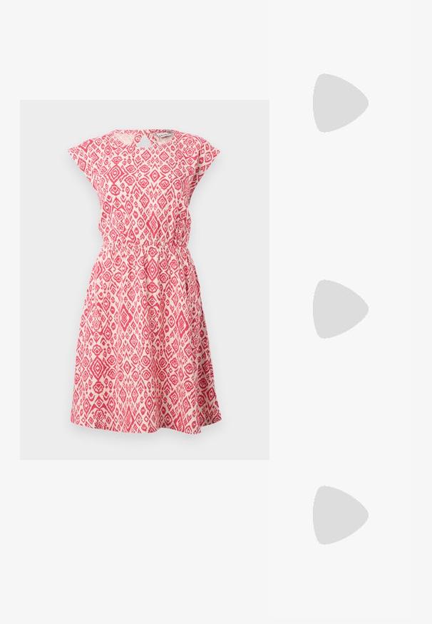 Rotes und weißes gemustertes Kleid aus leichtem Stoff, mit rundem Halsauschnitt, kurzen Ärmeln, elastischem Bund und ausgestellt Rock.; Schwarze Lackleder-Slingback-Absätze mit spitzer Zehenform, einem runden Ausschnitt-Design und einem Blockabsatz. Mit einem goldfarbenen Schnallenakzent.; Schwarze Handtasche mit strukturierter Form, glatter Textur und einem metallischen Verschluss. Kombiniert mit weiten schwarzen Hosen und offenen Sandalen auf einem Holzboden.; Silberne Creolen, verziert mit mehreren klaren Kristallverzierungselementen, mit einer strukturierten Oberfläche und einem offenen, kreisförmigen Design.