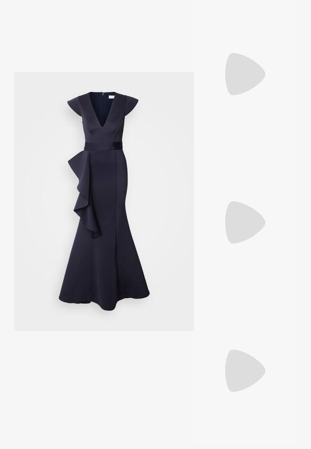 Robe de soirée bleu marine avec un décolleté en V profond, des manches courtes et une jupe ornée de volants fluides. Fabriquée en tissu structuré.; Sandales à talons noirs avec plusieurs brides entrecroisées. Matériau lisse, bout pointu et talon étroit. Bride de cheville ajustable avec boucle.; Pochette en cuir noir avec un rabat et un détail en boucle en métal doré. Inclut une sangle noire et un design épuré et minimaliste.; Boucles d'oreilles en or avec une finition lisse et brillante. Design circulaire présentant un petit clou et une attache transparente pour un port sécurisé.