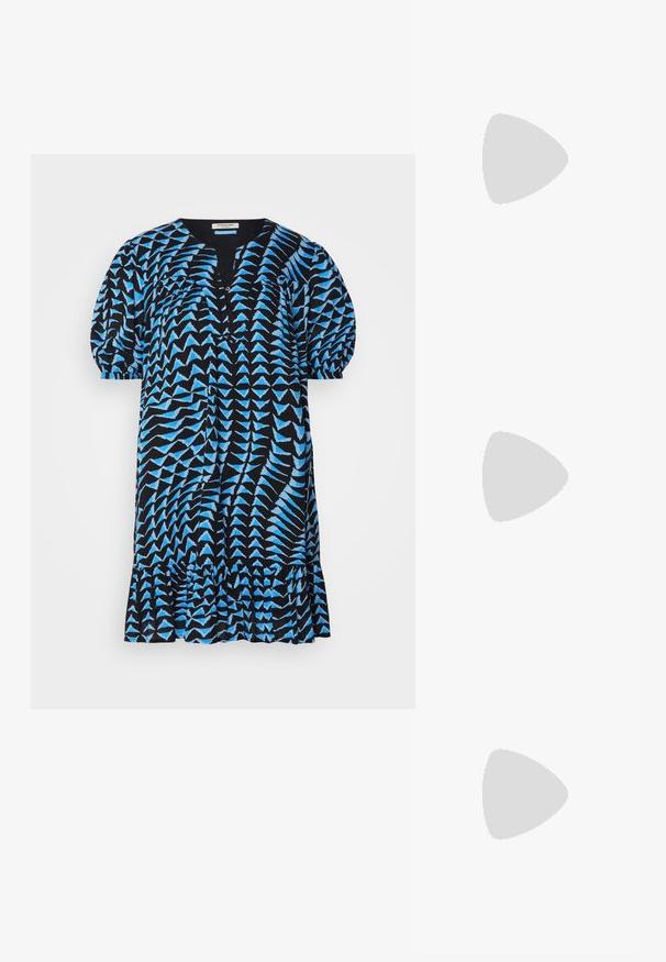 Mustmustane kleit sinise geomeetrilise mustriga, lühikesed puhvärvid, V-kaelus, nööbiplokki ja volangiga äär. Kerge kangas, mugav lõige.; Mustast rihmajalatsid ruudukujulise varba ja madala ploki kontsaga. Omab mitmeid õhukesi rihmasid ja reguleeritavat pahkluu rihma. Valmistatud siledast nahast.; Mustast nahast õlakott, mis omab siledat tekstuuri, ristküliku kuju ning esiküljel metallketi detaili. Reguleeritav rihm on kaasas.; Hõbedased rõngaskõrvarõngad, millel on sujuv ja ümar disain, millel on sile pind ja nähtavad kaunistused puuduvad. Diameeter ei ole täpsustatud.