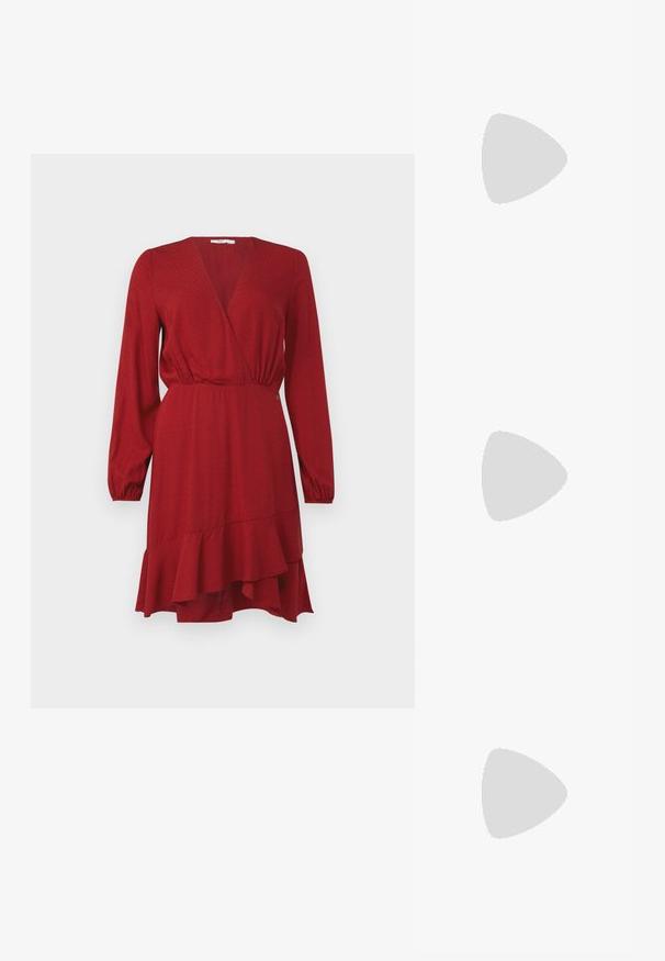 Robe portefeuille rouge avec manches longues, en tissu texturé, taille élastique et ourlet festonné. Dotée d'un décolleté en V et d'un motif subtil.; Chaussure slingback en cuir verni noir avec un embout pointu, des brides de cheville avec des boucles en argent et des éléments en métal, et un talon fin.; Sac à main en cuir noir avec une texture lisse. Dispose d'une bandoulière adjustable et d'un design élégant et minimaliste avec une fermeture éclair.; Boucles d'oreilles en métal doré au fini lisse, avec une forme abstraite courbée. La surface polie reflète la lumière, créant des reflets et des ombres subtils.