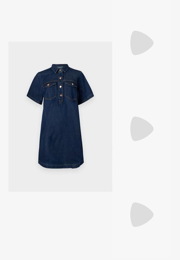 Denim jurk in donkerblauw met korte mouwen, knoopsluiting aan de voorkant en twee borstzakken. Heeft een puntige kraag en eenvoudige stiksels.; Zwarte gepatineerde leren slingback hakken met een puntige neus en een kleine blokhak, met een zilveren gespaccent op de band.; Zwarte leren handtas met een gebogen vorm, afneembare schouderband en gouden hardware. De tas heeft een klep met een gespsluiting.; Drie paar oorbellen: grote witte parelstuds, gouden hoepels met heldere edelstenen, en twee lange, rechte gouden accentoorbellen met sprankelende details.
