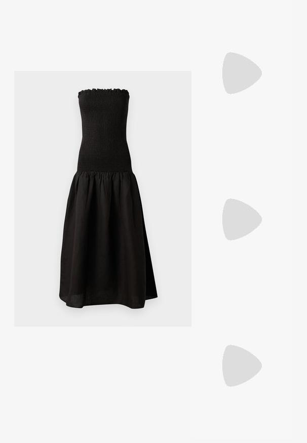 Svart avlang kjole uten stropper med smock-bodice, volangkant i utringningen og en flagrende, rynket skjørt laget av lett materiale.; Sorte patent slingback hæl med spids tå, featuring tekstureret slangeskind, justerbar rem og en kort, tekstureret blokhæl.; Svart skinn crossbody veske med to frontlommer, gyldne spenner, glidelåslukking og en slank stropp. Teksturert overflate og kompakt rektangulær form.; Gullfargede metalløredobber med en buet, forlenget form. Har en jevn, blank overflate og en avrundet tupp for ekstra detaljer.