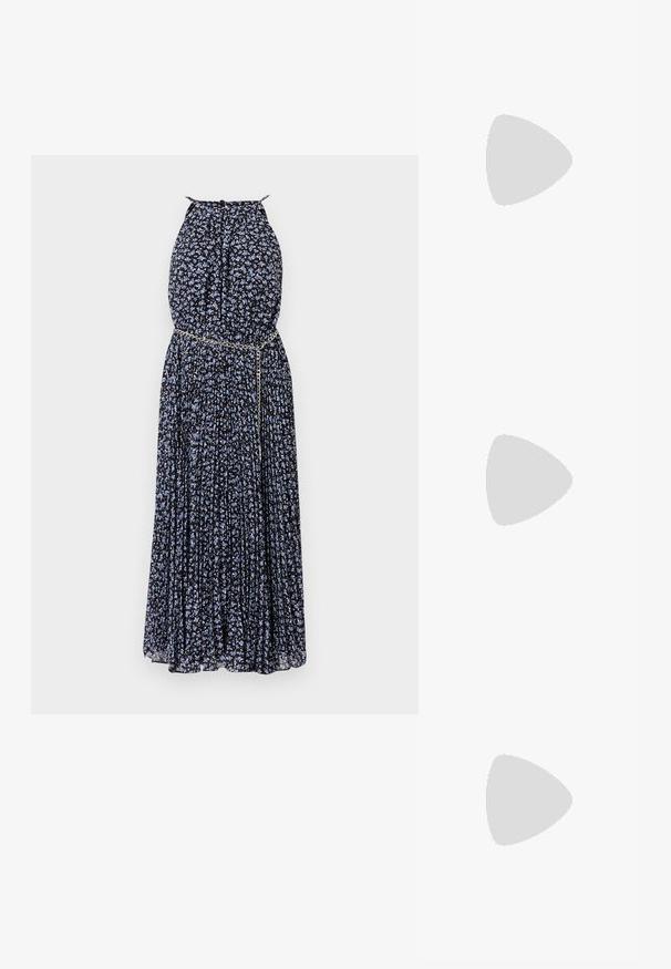 Maxiklänning i svart tyg med blå blommönster, plisserad design, halterneck och en metallkedjeaccent vid midjan.; Vita lädersneakers, låg design, med en slät yta, rund tå, snörning fram och en liten broderad logotyp på sidan.; Svart läder halv månformad väska med en guldfärgad detalj och dragkedja. Bärs över kroppen över en grå tröja.; Orrhängen i guldton med en knutdesign. Varje örhänge har en cirkulär klar baksida för säker användning.