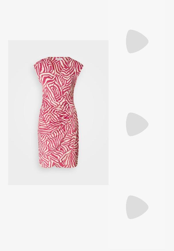 Robe à rayures zèbre rose et crème avec un design enveloppant, des manches courtes et un détail froncé sur le côté. Fabriquée en tissu léger.; Ballerines à talon slingback en vernis bordeaux avec un bout pointu, une découpe transparente et une semelle plate noire. Texture lisse, design minimaliste.; Pochette métallique argentée avec un design d'enveloppe angulaire, texture lisse et couleur intérieure contrastante, tenue dans une main portant un manteau noir.; Boucle d'oreille en argent avec une finition polie, présentant de petits détails en or et de forme ronde, portée sur le lobe.