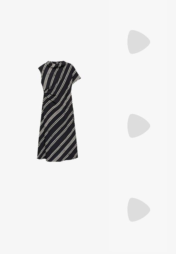 Rochie neagră cu dungi albe diagonale, având un decolteu drapat și mâneci scurte, realizată dintr-un material moale și texturat.; Pantofii slingback din piele lăcuită neagră, cu vârf ascuțit, bretele pentru gleznă cu catarame și accesorii din argint, și un toc subțire.; Geantă din piele neagră, cu o formă curbată, curea detașabilă și accesorii aurii. Geanta are un capac cu un detaliu tip cataramă.; Cercei aurii cu forme texturate și ondulate. Include studs sculpturale cu clip și un design de cerc deschis cu un finisaj cioplit.