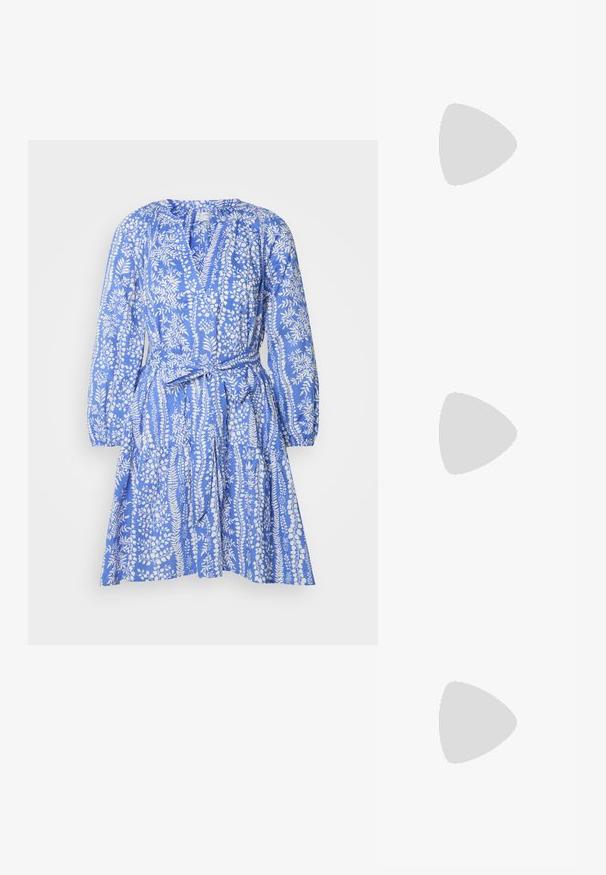 Lindex DRESS TANIA - Dnevna obleka - blue; Črne natikače s trakovi in kvadratnim prstom ter nizkim blokastim peto. Imajo več tankih trakov in nastavljiv trak okoli gležnja. Narejene so iz gladkega usnja.; Prozorne kvadratne plastične očala s prozornimi lečami, ki imajo zlato dekoracijo na ročajih za dodaten pridih podrobnosti.; Črna usnjena torba čez ramo z gladko teksturo, pravokotno obliko in kovinskim verižnim detajlom spredaj. Vključena je nastavljiva naramnica.; Srebrn dvojni prstan z gladko, polirano površino. Ima tekoč, ukrivljen dizajn z prekrivajočimi se sekcijami za sodoben videz.