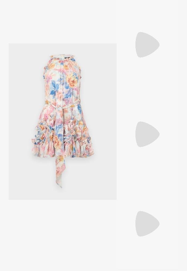 Lille kangast lilleline kleit, millel on volangiga äär, pastellroosa, sinine ja kollane print, kaelus on halter-stiilis ning talje ümber on seotud vöö.; Must musta nahk kingad sanga ja terava ninaga, ankle strapidega, millel on hõbedased pandlad ja riistvara ning õhuke konts.; Hõbedane metallvõrgust õlakott, millel on sõlmega käepide, lukuga sulgemine ja geomeetriline keha kuju ning sile tekstuur.; Kuldse värvi kõrvarõngad, mis on kaunistatud tekstuursete ja laineliste kujunditega. Komplektis on skulpturaalsed klamber kõrvarõngad ja avatud rõngasdisain, millel on lõhestatud viimistlus.