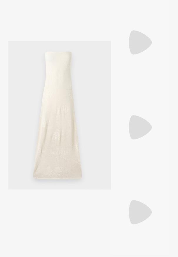 Bystlöst, golvlångt stickat klänning i off-white, med en texturerad tygyta och subtila blommönster. Enkel fålldesign.; Svart lackläder slingbacksko med spetsig tå, ankelremmar med silverfärgade spännen och detaljer samt en smal klack.; Guldfärgad metallhandväska med en strukturerad design, slät textur och justerbar rem. Har en unik triangulär form och minimalistisk sömnad.; Örhängen i guldton med texturerade, vågiga former. Inkluderar skulpturala clip-on-stift och öppen hoop-design med hamrad finish.