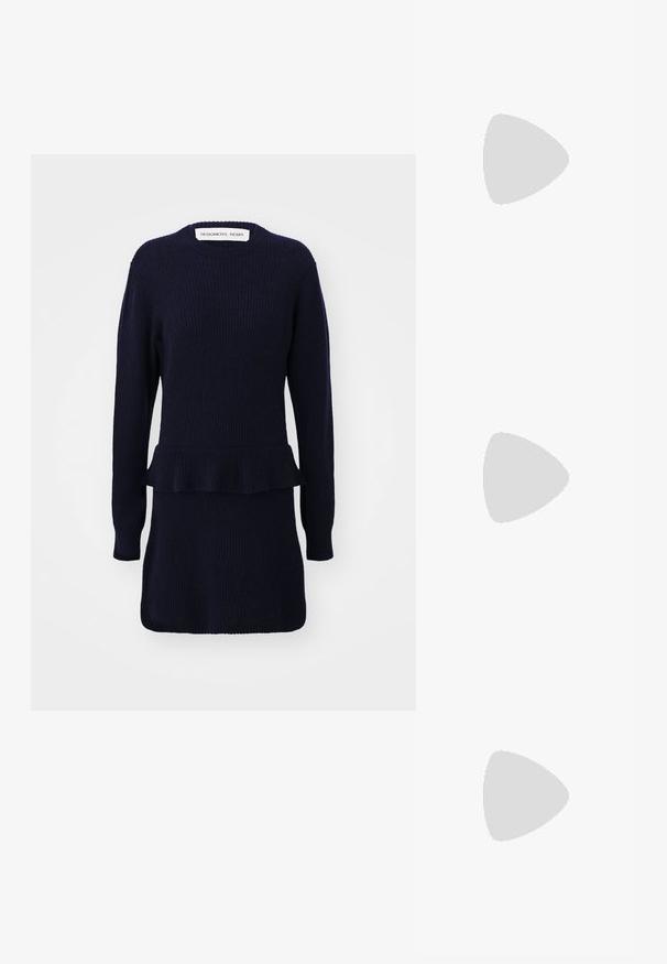 Tengerészkék kötött pulóverruha hosszú ujjakkal, bordázott textúrával, peplum részlettel a deréknál és kerek nyakkivágással.; Lap ballet cipő fehér bőrből, lekerekített orral, fekete elasztikus pánttal és kis arany emblémával a sarok közelében. Puha tapintás és minimalista dizájn.; Tortouros napszemüveg, téglalap alakú sötét lencsékkel, fényes felülettel és arany logóval a szárán. Könnyű, merész dizájn.; Sötétbarna bőrtáska, két masszív füllel, összehúzható tetejével és arany színű gombzárral. Texturált felület minimális kiegészítőkkel.
