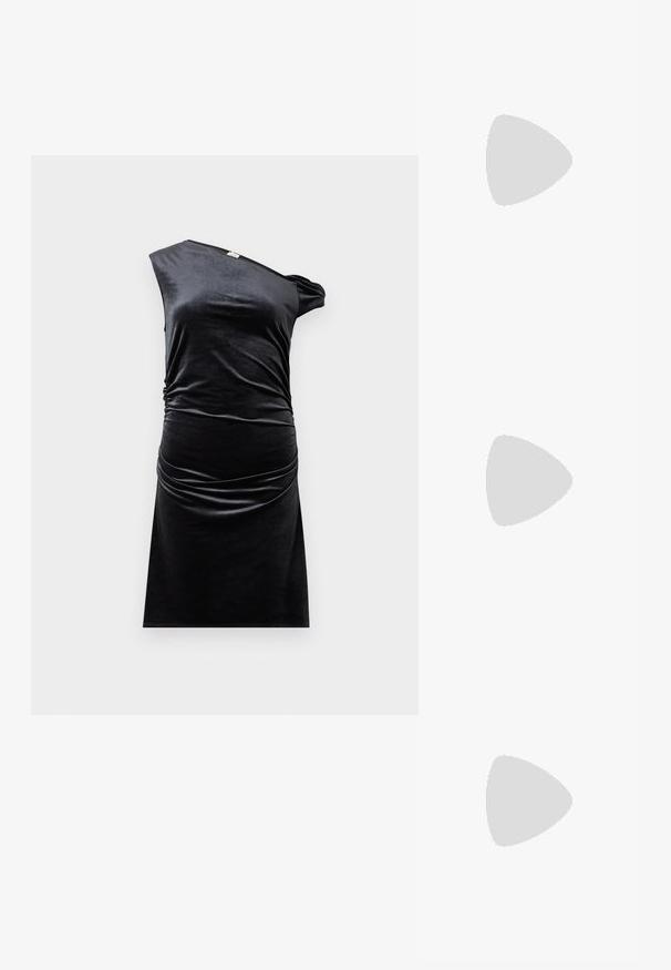 Robe en velours noir avec un design une épaule, côté froncé, et une coupe ajustée. Texture lisse, longueur genou, et style minimaliste.; Chaussure à talon aiguille à bout pointu avec un schema de couleurs argent, or et nude. Fini brillant avec un design découpé, dotée d'un talon stiletto.; Pochette en métal argenté avec une forme douce et arrondie et un fermoir en haut noué. Fabriquée en simili cuir lisse.; Boucles d'oreilles en argent en forme de créoles avec un design torsadé, dotées d'une finition polie et d'une fermeture à poussoir. Mesurent environ 3 cm de diamètre.