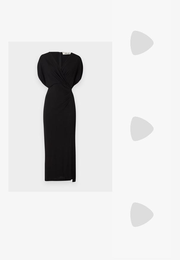 Diane von Furstenberg WILLIAMS DRESS - Juhlamekko - black; Valkoiset nahkakengät, matala malli, jossa on sileä pinta, pyöreä kärki, nauhakiinnitys edessä ja pieni brodeerattu logo sivulla.; Mustan nahka-buckettikassi, jossa on teksturoitu pinta, kultaiset metalliosat ja avoin yläosa. Ominaisuuksiin kuuluu lyhyt kahva ja säädettävä olkahihna.; Kultaketjut korvakorut, joissa on kierretystä muotoilusta valmistettu solmu. Jokaisessa korvassa on pyöreä, kirkas tausta varman käyttömukavuuden takaamiseksi.