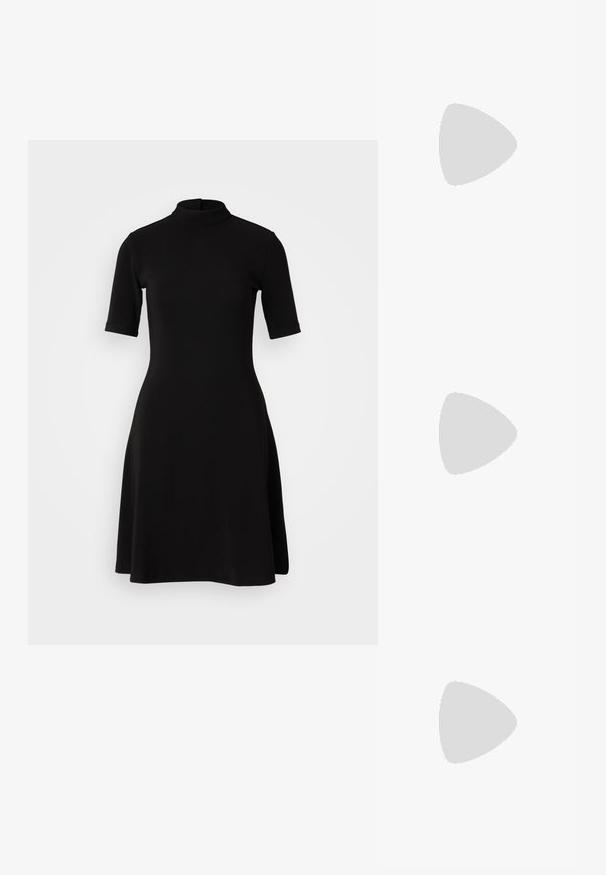 Schwarzes Kurzarmkleid mit hohem Hals, tailliertem Oberteil und ausgestelltem Rock. Aus geripptem Stoff gefertigt, glatte Textur und einfarbig.; Schwarze Lackleder-Ballerina mit spitzem Zeh, einem Knöchelriemen mit Schnalle und einer glatten, glänzenden Oberfläche. Flacher Absatz für Komfort.; Schwarze Sonnenbrillen mit kantigem, Katzenaugen-Design. Silberne, verspiegelt Gläser. Schlanke, leichte Kunststoffrahmen mit dezentem Branding an den Schläfen.; Silberne Metalohrringe mit einer glatten, tröpfchenförmigen Form und einer polierten Oberfläche. Subtile Gravuren fügen Details hinzu. Minimalistisches Design.