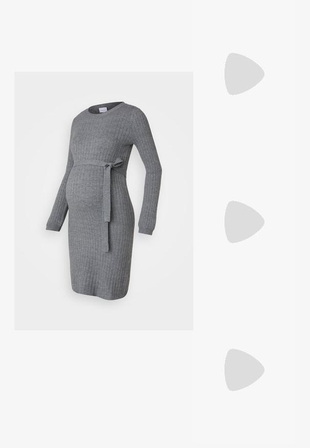 Γκρι ριγωτό φόρεμα εγκυμοσύνης με μακριά μανίκια, στρογγυλή λαιμόκοψη και ζώνη που δένει στη μέση. Το ύφασμα φαίνεται μαλακό και ελαστικό.; Μαύρο παπούτσι slingback με αιχμηρή μύτη και χαμηλό τακούνι, κατασκευασμένο από λείο δέρμα με σχέδιο κοπής στη πλευρά για αερισμό.; Μαύρη δερμάτινη τσάντα ώμου με απαλή υφή, τριγωνικό σχήμα και ρυθμιζόμενο λουρί, συνδυασμένη με ένα ανοιχτό μπλε ριγέ πουκάμισο και λευκό παντελόνι.; Τρία μεταλλικά δαχτυλίδια: ένα ροζ χρυσό, ένα χρυσό με υφές και ένα ασημένιο, όλα με εγχαραγμένο λογότυπο στην εσωτερική πλευρά.