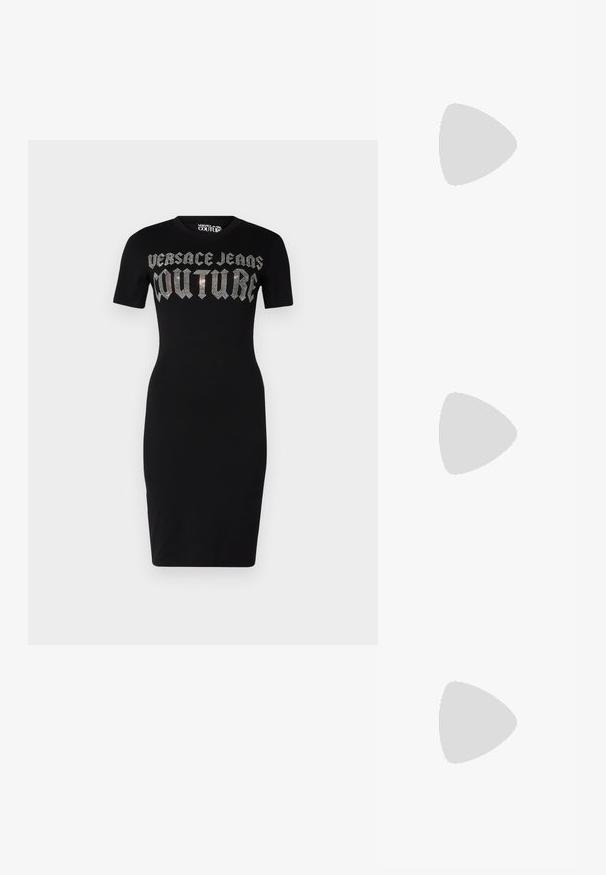 Abito aderente nero realizzato in tessuto morbido, con scollatura rotonda e maniche corte. Sul fronte è presente una grande scritta argentata "Versace Jeans Couture".; Mocassini in vernice nera con tacco basso, caratterizzati da una spilla dorata prominente e da una suola testurizzata e dentellata.; Occhiali da sole cat-eye neri con lenti scure, caratterizzati da dettagli geometrici dorati sulle tempie e una finitura opaca elegante.; Borsa a tracolla in pelle marrone con motivo logo, tracolla in catena dorata, chiusura con zip e dettagli in metallo dorato. Forma compatta e rettangolare.