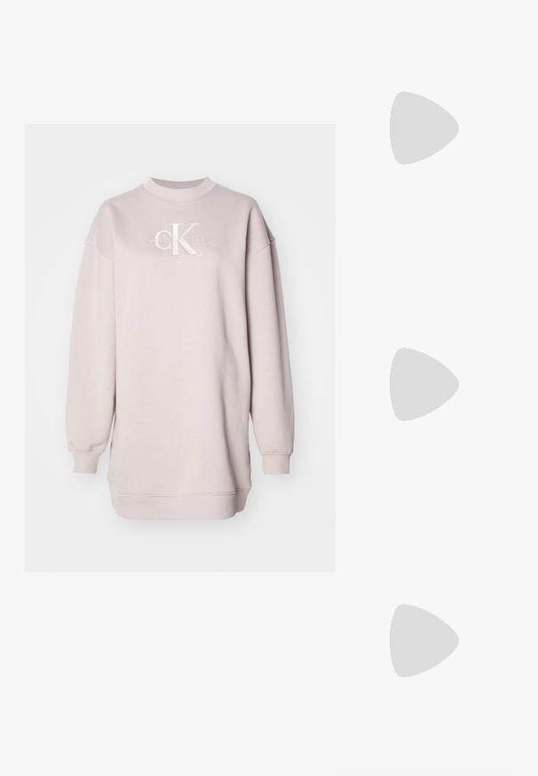 Šviesiai bežinis megztinis su apykakle, laisvo kirpimo, raukšlėtais rankogaliais ir išsiuvinėtu "CK" logotipu priekyje. Sklandus, minkštas audinio tekstūra.; Baltos odinės sportbačiai su storu baltu padu, juodu nubuko kulno akcentu ir iškilmingu logotipu šone. Su raišteliais, turinčiais šešis akinius.; Juodos didelės saulės akinių su geometrine forma, turinčiais tamsius objektyvus ir kontrastingą pilką detalę ant rėmelio. Logotipas ant šalon.; Sidabrinės auskarai žiedai su lygiu, blizgiu paviršiumi. Suapvalinta forma, lengvas dizainas, su uždarymu ant smeigtuko.