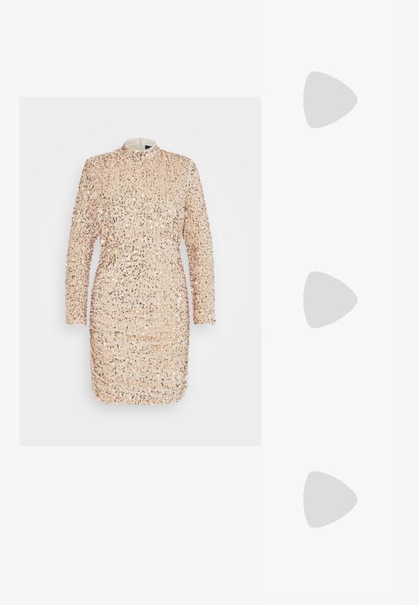 Vestido justo de manga curta em tecido transparente rosa claro, coberto com lantejoulas espalhadas, apresentando um decote alto e detalhes franzidos.; Sapato slingback preto em pele patentada com bico apontado, tiras no tornozelo apresentando fivelas e acessórios prateados, e um salto elegante.; Bolsa de mão metálica dourada com um design estruturado, textura suave e alça ajustável. Apresenta uma forma triangular única e costura minimalista.; Brincos em tom de ouro com formas onduladas e texturizadas. Inclui studs escultóricos com presilha e um design de argola aberta com um acabamento martelado.