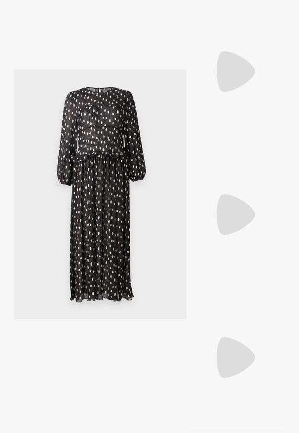 Zwart geplooid jurkje met lange mouwen, voorzien van witte stippen en een ruches aan de taille. Ritssluiting aan de achterkant.; Zwarte gepatineerde leren slingback hakken met een puntige neus en een kleine blokhak, met een zilveren gespaccent op de band.; Zwarte leren handtas met een gebogen vorm, afneembare schouderband en gouden hardware. De tas heeft een klep met een gespsluiting.; Zwarte gevlochten koordketting met een gepolijste gouden hartbedel met zachte lijnen en een glanzende afwerking.