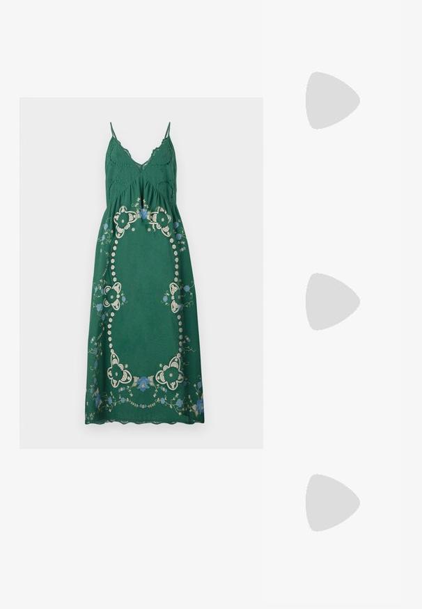 Πράσινο φόρεμα με σπάγγους, που διαθέτει λουλουδάτη κεντημένη διακόσμηση σε μπλε �και κρέμα, φουντωτό στρίφωμα και εφαρμοστό μπούστο με συγκεντρωμένη μέση.; Μαύρο δερμάτινο τακούνι με μυτερή μύτη, χαμηλό τακούνι και λεία υφή. Διαθέτει ελαφρύ άνοιγμα στο μπροστινό μέρος και ελάχιστο υλικό στο πίσω μέρος.; Μαύρη δερμάτινη τσάντα ώμου με δύο μπροστινές τσέπες, χρυσά κούμπωματα, κλείσιμο με φερμουάρ και λεπτό λουρί. Υφή επιφάνειας και κομψό ορθογώνιο σχήμα.; Χρυσές μεταλλικές σκουλαρίκια κρίκοι με καμπυλωτό, ελκυστικό σχήμα. Περιλαμβάνουν μια λεία, γυαλιστερή επιφάνεια και στρογγυλή άκρη για πρόσθετη λεπτομέρεια.