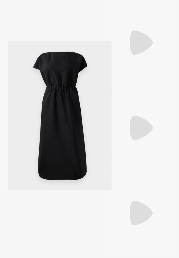 Rochie neagră până la genunchi, cu mâneci scurte și talie strânsă, prezentată din spate pe un fundal alb simplu.; Cizme din piele maro, până la genunchi, cu vârf rotunjit, suprafață texturată, curea la gleznă și detalii din metal argintiu; toc înălțat.; Ochelari de soare negri în stil cat-eye cu finisaj mat, având un design elegant și colțuri ușor curbe, amplasați pe ținuta întunecată a unui model.; Set de cercei argintii: două stud-uri ovale și două cercuri în formă de semilună, având un finisaj lucios și neted și un design rotunjit.