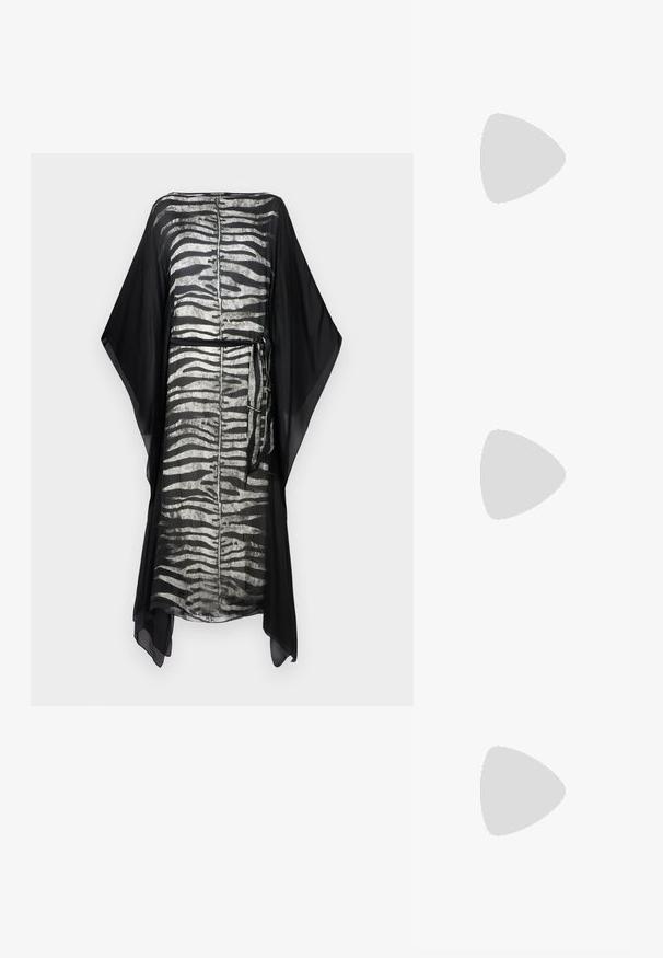 Kaftan negru cu un model de dungi de zebre argintii, material ușor, mâneci largi și detalii cu talie legată. Design simplu și fluid.; Pantofi cu toc slingback negri din patent, cu vârf ascuțit, cu imprimeu de șarpe texturat, curea ajustabilă și toc scurt texturat.; Geantă neagră din piele cu imprimeu de crocodil, cu o formă curbată, textură netedă și accente din aur în formă de cap de leu pe mânere. Design elegant și compact.; Cercei aurii care prezintă un cristal clar, rectangular, suspendat sub un rând de accente mici, rotunde, clare. Design elegant și modern.