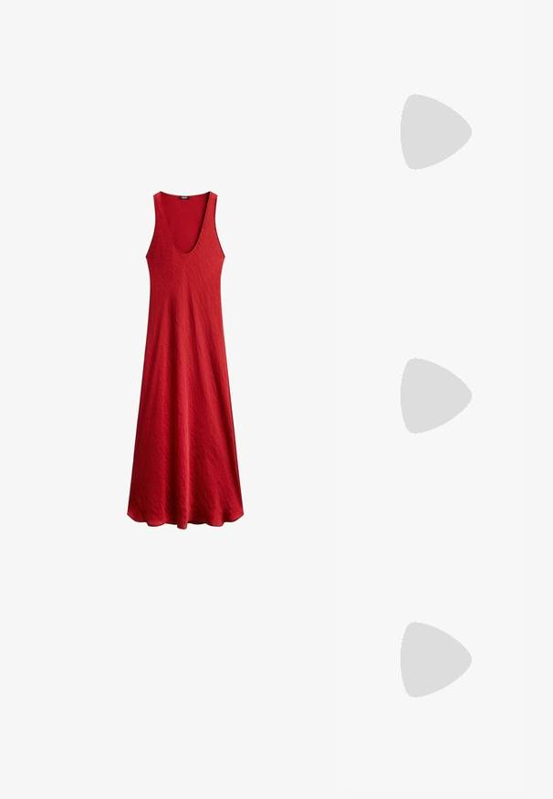 Robe sans manches rouge avec un décolleté en V profond, fabriquée à partir d'un tissu texturé. Elle tombe doucement de la taille, créant une silhouette décontractée.; Des sandales à talons en cuir noir présentent un design à lanière entre les orteils, un bout carré et un petit talon bloc. Texture lisse avec un style minimaliste.; Lunettes de soleil ovales noires avec des verres foncés, monture en plastique brillant, branches larges et un petit accent doré d'un côté.; Pochette en cuir tressé noir de forme rectangulaire, avec une fine poignée et de subtils accents en matériel doré.; Collier en corde noire avec des perles grises et blanches texturées, orné d'un grand pendentif à frange noire en bas. Longueur ajustable.