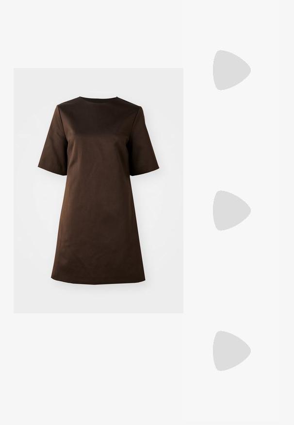 Braunes kurzärmliges Kleid mit Rundhalsausschnitt und lockerer Passform, aus glattem Stoff gefertigt, mit einem einfachen, minimalistischen Design.; Schwarze Leder-Sandale mit dünnen Riemen, niedrigem Blockabsatz und quadratischer Spitze. Sie verfügt über einen Schnallenverschluss und eine glatte Textur.; Schwarze Leder-Umhängetasche in Halbmondform, mit strukturiertem Oberflächen, goldfarbenem Reißverschluss und flachem Trageriemen. Kompakte Ausführung, die für die wichtigsten Dinge geeignet ist.; Silberne Perlenohrringe in geschwungener Bohnenform. Glatte, glänzende Oberfläche und mit einem Stecker- und Rückverschluss gesichert.