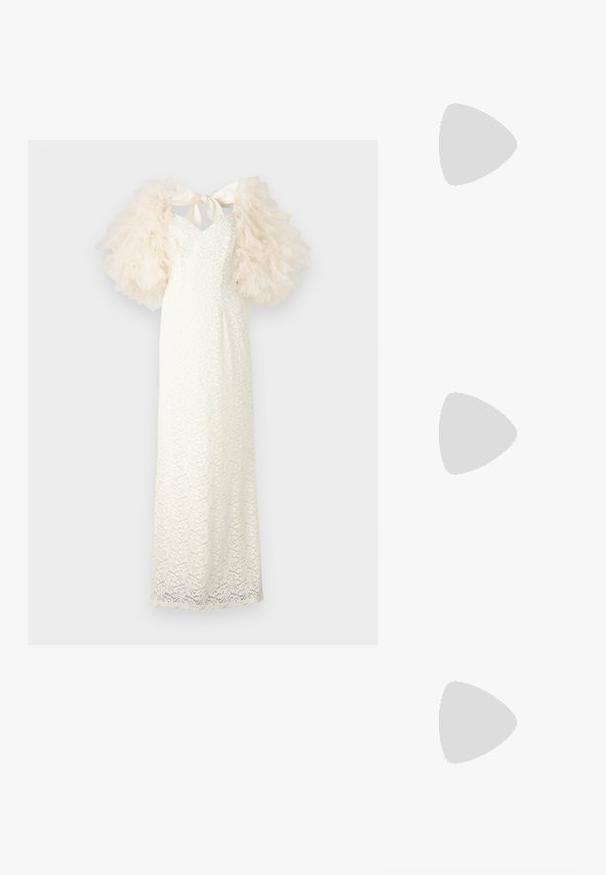 Krajková večerná šaty v off-white farbe s priliehavým strihom, balónovými tylovými rukávmi a stuhou vzadu. Po celej ploche je textúrovaná krajková vzorka.; Zlaté trblietavé sandále na vysokom podpätku s členkovým remienkom, otvorenou špičkou a štvorcovým predkom. Obsahujú štíhly, zúžený podpätok pre vyššie postavenie.; Zlatá flitrová listová taška s obdĺžnikovým tvarom, vybavená skrúteným reťazovým držadlom a kovovým uzatváraním, odrážajúca svetlo s textúrovaným povrchom.; Náušnice s uzlom v zlatej farbe s prekrúteným dizajnom. Každá náušnica má kruhové priehľadné pozadie pre bezpečné nosenie.