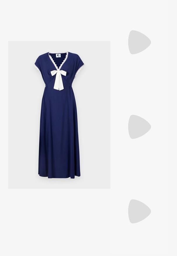 Navyblaues Kleid mit kurzen Schößchenärmeln, einem V-Ausschnitt und einer cremefarbenen Schleife in der Taille, verziert mit Spitze am Ausschnitt.; Weiße Leder-Sneaker, niedrig geschnitten, mit glatter Textur, runder Zehenpartie, Schnür vorne und kleinem gesticktem Logo an der Seite.; Schwarze Leder-Halbmondtasche mit einem goldenen Hardware-Akzent und einem Reißverschluss. Über einem grauen Pullover quer über den Körper getragen.; Goldfarbene Ohrstecker mit Knoten in gedrehter Ausführung. Jeder Ohrstecker verfügt über eine runde, transparente Rückseite für sicheren Halt.