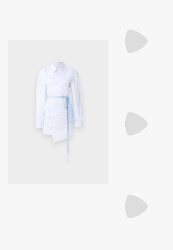 Pruhovaná svetlomodrá košeľová šaty s predným zapínaním na gombíky, špicatým golierom, dlhými rukávmi a modrým opaskom zviazaným v páse. Asymetrický lem.; Hnedé sandále na vysokom opätku s otvorenou špičkou, s hladkým, matným povrchom, so zakriveným dizajnom a priehľadným, zužujúcim sa opätkom.; Hnedá kožená taška s dvojitými popruhmi, zaobleným tvarom, zlatými kovovými doplnkami a centrálnym detailom s prackou. Hladký povrch s prešitými akcentami.; Zlaté kruhové náušnice s hladkým, zaobleným dizajnom; leštený povrch a otvorené zapínanie, s jemným švom pre upevnenie.
