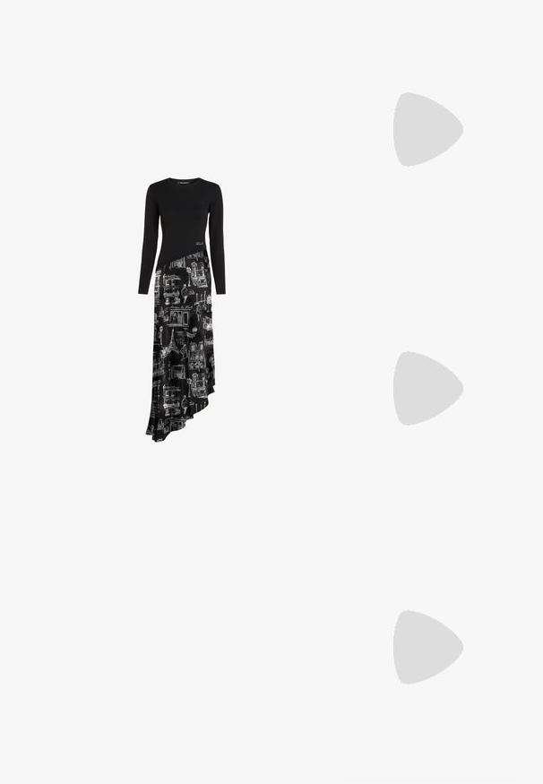 Čierne dlhé šaty s asymetrickým lemom. Vrchná časť je vyrobená z jednoliatej látky, zatiaľ čo sukňa zobrazuje biele architektonické nákresy na čiernom pozadí.; Čierne sandále na vysokom podpätku majú tenké remienky s uzlovým dizajnom, hladký štvorcový špičku a elegantný stiletto podpätok.; Svetlošedá metalická kabelka s reťazovým popruhom, ozdobená malými kruhovými kovovými štítkami a trojuholníkovým logom značky.; Strieborné kruhové náušnice s hladkým a lesklým povrchom. Okrúhly tvar, ľahký dizajn, s uzáverom na kolík.