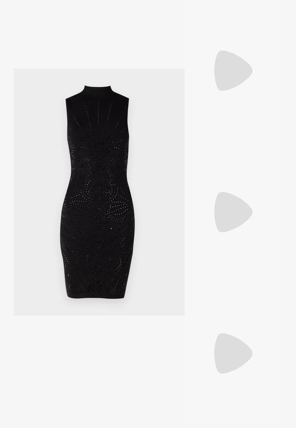Crna haljina bez rukava s visokim izrezom, koja se ističe teksturiranim dizajnom s složenim uzorcima ukrašenim crnim rhinestones kamenčićima. Haljina se prilagođava obliku tijela.; Crne sandale na visokoj potpetici imaju tanke trake s čvorastim dizajnom, glatki kvadratni vrh i elegantnu stiletto petu.; Svijetlosivi metalik ruksač s lancem, ukrašen malim okruglim metalnim zakovicama i trokutastim logotipom marke.; Srebro naušnice u obliku prstena s glatkom, sjajnom završnom obradom. Zaobljenog oblika, laganog dizajna, s kopčom na poleđini.