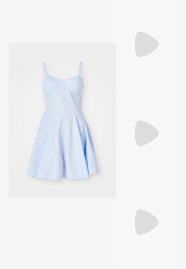 Lichtblauwe jurk met een getailleerde bodice, verstelbare spaghettibandjes en een uitlopende plooirok met een gladde textuur.; Zwarte gepatineerde leren platte schoen met een vierkante neus, enkelband met zilverkleurige hardware en platte zool. Gladde textuur met minimalistisch ontwerp.; Maje MISS MINI - Schoudertas - noir; Gouden oorbellen met meerdere waterval kettingen, voorzien van heldere ovale rhinestone accenten en decoratieve studs aan de bovenkant.
