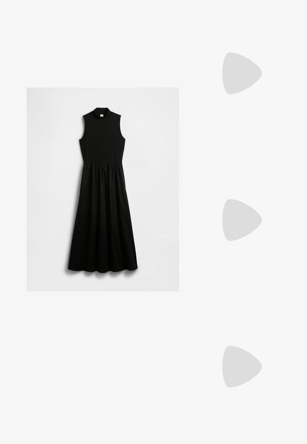 Schwarzes ärmelloses Kleid mit hohem Halsauschnitt, elastischem Taillenbund und schwingendem Rock. Hergestellt aus weichem Stoff mit glatter Textur.; Goldene, metallische Slingback-Absätze mit spitzem Zeh und dicker Ferse. Glatte Textur, minimalistisches Design und ein schmaler Riemen.; Schwarze Lederhandtasche mit geschwungener Form, abnehmbarem Tragegurt und goldenen Beschlägen. Die Tasche verfügt über einen Deckel mit einer Schnallen-Details.; Goldfarbener Ring mit einem organischen, gedrehten Design, glatter Oberfläche und sich verjüngenden Enden, was ein modernes, skulpturales Erscheinungsbild erzeugt.