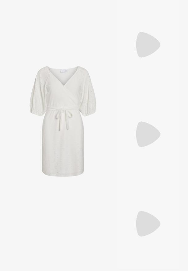 VILA VINYNNE WRAP DRESS - Dnevna haljina - cloud dancer; Bež cipele s otvorenom petom i šiljastim vrhom, crnim obrubom, zlatnom kopčom i debelim blok-petom na sivom podu s tamnozelenom pozadinom.; Prozirne plastične naočale kvadratnog okvira s prozirnim lećama, koje sadrže zlatne akcentne detalje na drškama.; Bežna torba od mekog materijala s opuštenim dizajnom, šivanim detaljima i dva remena za rame. Pogodna za svakodnevnu upotrebu.