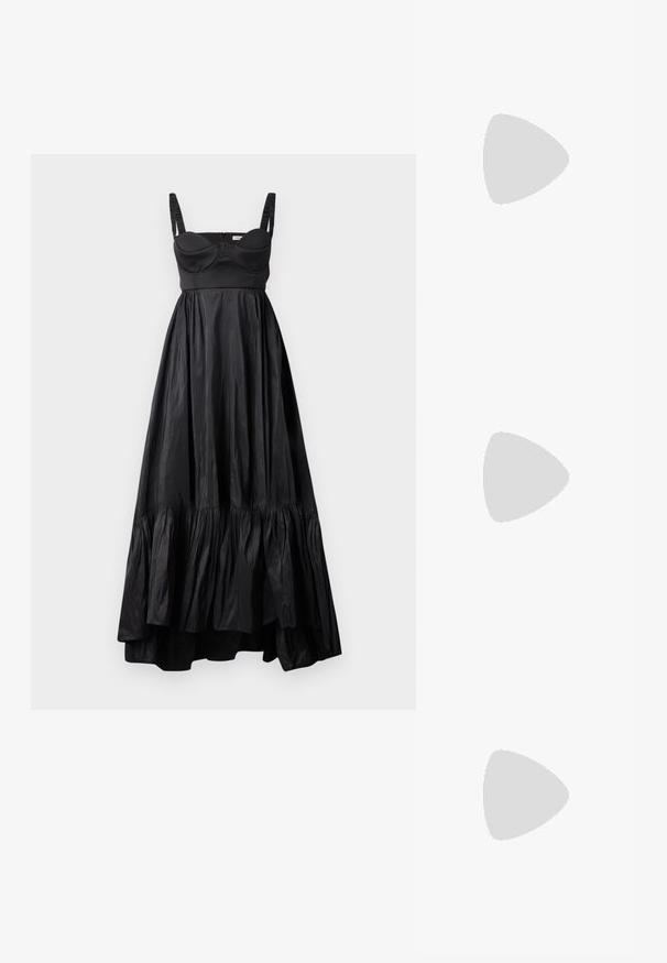 Sort maxikjole lavet af glat stof, med en tætsiddende overdel, volangkant og justerbare skulderstropper.; Tory Burch ELEANOR SLIDE - Slip-on sandaler - perfect black/gold; Tory Burch FLEMING MINI HOBO - Håndtasker - black; Guldfarvet kædested med en central kvadratisk gennemsigtig ædelsten pendant og en justerbar kæde. Teksturerede led med en krokodillelås.