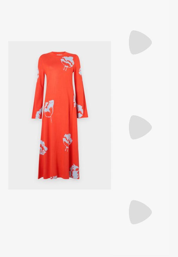 Rochie roșie tricotată cu mâneci lungi, cu o croială lejeră, având modele florale albastre deschise. Gulerul este rotund, iar fusta curge ușor.; Pantof cu toc mic, cu vârf ascuțit și slingback, realizat din piele netedă, având un design decupat pe lateral pentru respirabilitate.; Geantă de umăr din piele neagră cu o textură moale, formă triunghiulară și curea ajustabilă, asortată cu o bluză cu dungi albastre deschise și pantaloni albi.; Cercei din argint, cu un design neted și curbat. Prezintă o finisare metalică strălucitoare și închidere cu stud. Fără modele sau accente vizibile.