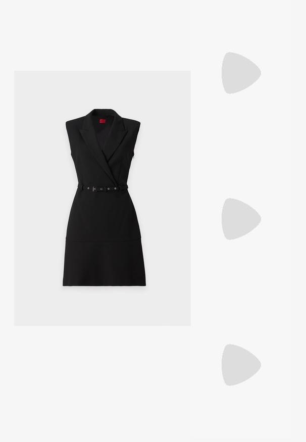 Zwarte op maat gemaakte jurk met een mouwloos ontwerp, notch-revers, een ceintuur in de taille en een zachte textuur. Heeft een getailleerde pasvorm en een uitlopende zoom.; Zwarte leren balletflat, puntige neus, minimalistisch design, gladde textuur, lage hak, geen zichtbaar beslag of versieringen.; Zwarte leren schoudertas met een gladde textuur, rechthoekige vorm en een metallic kettingdetail aan de voorkant. Verstelbare schouderband inbegrepen.; Zilveren druppeloorbellen met een vierkante stud, voorzien van een gladde, gepolijste afwerking en een druppelvorm, die het licht weerspiegelt met een glanzend oppervlak.