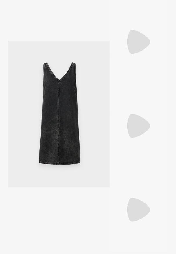Črna denim obleka z V-izrezom, brez rokavov in surovimi robovi. Ima ravno silhueto z zbledelim teksturo in vidnim šivanjem.; Rjave usnjene kavbojske čevlje z ostrim nosom in blok peto, ki vsebujejo podrobno šivanje in dvignjene dodatke na zgornjem delu.; Črna usnjena torbica na preklop z zlato kovinsko zaponko. Vključuje črn trak in eleganten, minimalističen dizajn.; Srebrni uhani v obliki obročka s spiralnim dizajnom, ki imajo sijajno površino in zapiralo na zadnji strani. Mere znašajo približno 3 cm v premeru.