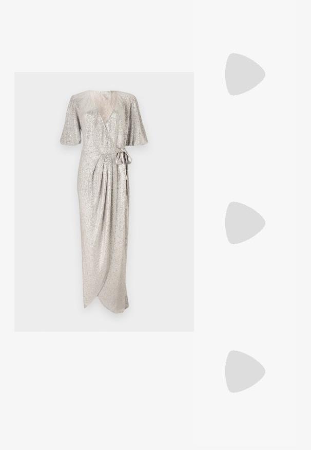 Ida Sjöstedt DYLAN DRESS - Robe de soirée - mushroom silver; Polo Ralph Lauren LONGWOOD LEATHER SNEAKER - Baskets basses - white; Sac seau en cuir noir avec une finition texturée, accents en matériel doré et une ouverture en haut. Il dispose d'une courte poignée et d'une sangle d'épaule réglable.; Lauren Ralph Lauren KNOT STUD - Boucles d'oreilles - gold-coloured