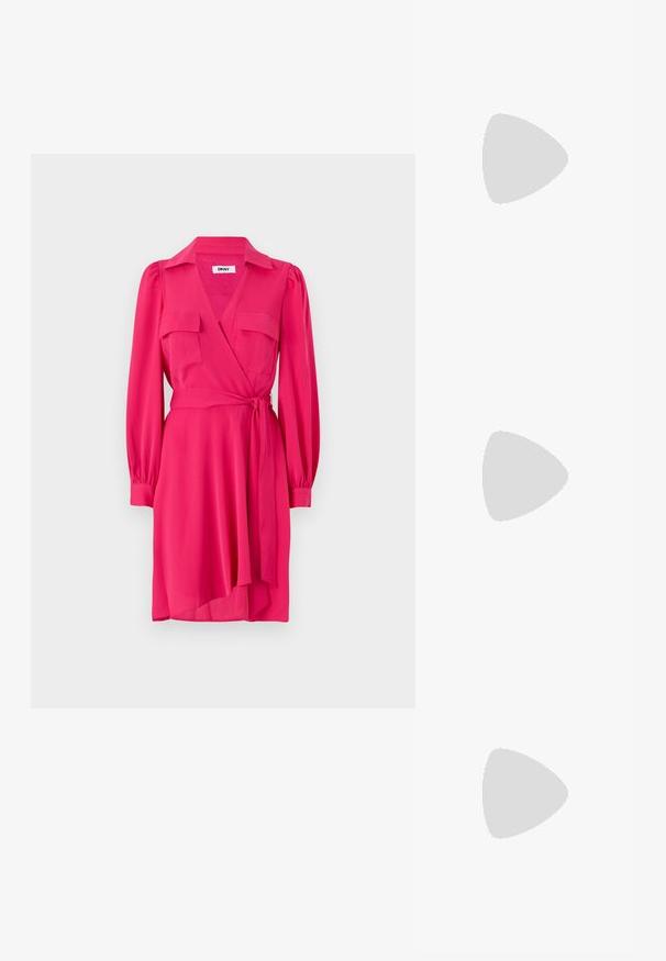 Vestito avvolgente rosa con maniche lunghe, due tasche sul petto e cintura da annodare. Realizzato in tessuto morbido con scollatura a V e gonna fluente.; Tacchi slingback in pelle nera con punta affusolata, caratterizzati da un tacco alto e un accento dorato sulla cinghia regolabile. Texture liscia.; Borsa a mano in pelle nera con un design strutturato, caratterizzata da una forma corta, manico superiore e accessori in metallo dorato. Inclusa tracolla regolabile.; Orecchini a cerchio in metallo argentato con una superficie liscia e lucida e un design strutturato e arrotondato. Presentano una chiusura a cerniera per un indosso sicuro.